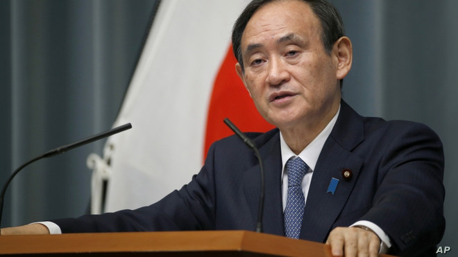 Ông Yoshihide Suga xác nhận giáo sư thuộc trường Đại học Hokkaido đã hồi hương. (Nguồn: AP) Học giả Nhật Bản bị Trung Quốc bắt giữ đã được thả tự do ảnh 1