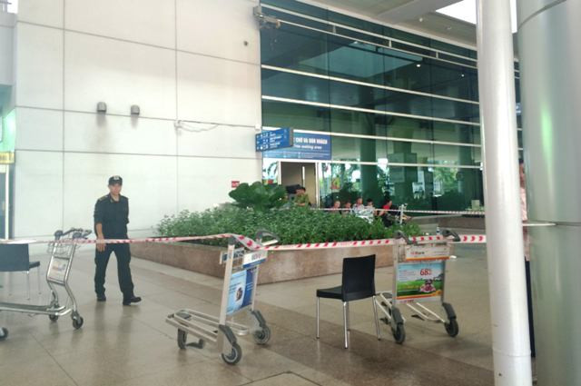 Một hành khách nước ngoài rơi từ tầng 3 ở sân bay Tân Sơn Nhất ảnh 1