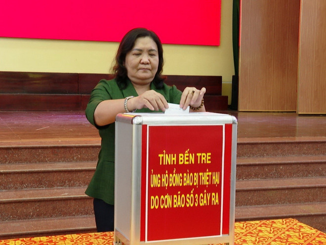 TTXVN_1109 Quang ngai ung ho bao lu.jpg