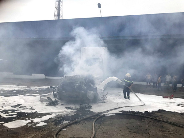 Thợ sửa chữa bất cẩn khi hàn xì, xe ôtô 4 chỗ cháy rụi phần đầu ảnh 1