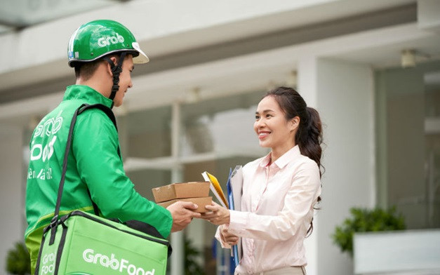 Dịch vụ giao đồ ăn nhanh GrabFood vẫn được duy trì ở các thành phố, trừ không hoạt động tại Đà Nẵng. (Ảnh: Grab) Taxi công nghệ tạm dừng hoạt động, chỉ duy trì giao đồ ăn nhanh ảnh 1