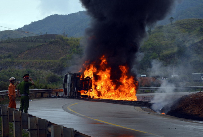 Xe chở dầu lật và bốc cháy trên đèo Lò Xo làm một người chết ảnh 1