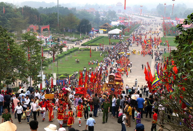 Các đoàn rước kiệu vào lễ tại Đền Hùng năm 2016. (Ảnh: Trung Kiên/TTXVN) Lễ hội Đền Hùng 2017: Không để tái diễn nạn ăn xin, chèo kéo khách ảnh 1