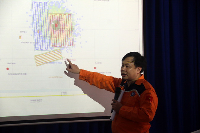 Đưa thi thể thuyền viên đầu tiên của tàu Hải Thành 26-BLC về bờ ảnh 1