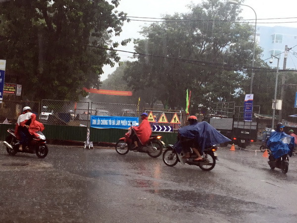 Sau khi đổ bộ vào Quảng Trị, bão số 4 suy yếu và gây mưa rất lớn ảnh 1