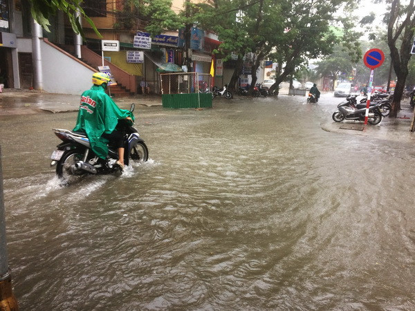 Các nhà máy thủy điện ở Thừa Thiên-Huế chủ động xả lũ ảnh 1