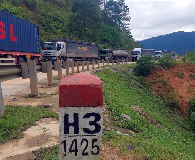 Đã thông xe trên đèo Lò Xo sau nhiều nỗ lực khắc phục sự cố ảnh 1