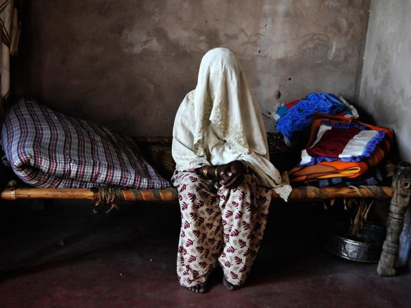 Một phụ nữ bị hiếp dâm tập thể sau khi bị buộc tội ăn thịt bò ảnh 1