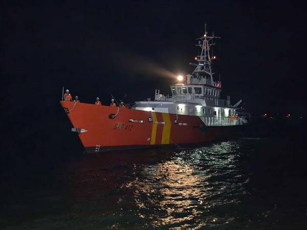 Tàu cá Quảng Ngãi bị nạn cùng 8 thuyền viên cập bờ biển Quy Nhơn ảnh 1