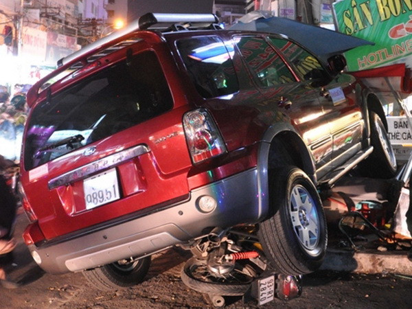 TP.HCM: Ôtô mất lái lao lên vỉa hè đâm 4 người nhập viện ảnh 1