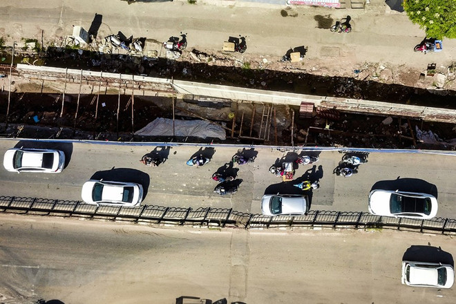 Hà Nội phân luồng tổ chức lại giao thông khi rào chắn đường Âu Cơ ảnh 1