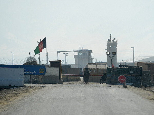 Binh sỹ Afghanistan gác tại nhà tù Bagram ngày 13/2. (Nguồn: AFP/TTXVN) Mỹ hoàn tất việc chuyển toàn bộ tù nhân ra khỏi Afghanistan ảnh 1
