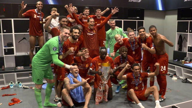Liverpool ăn mừng trong phòng thay đồ. (Nguồn: AP) Liverpool ăn mừng danh hiệu Siêu cúp châu Âu trong phòng thay đồ ảnh 1