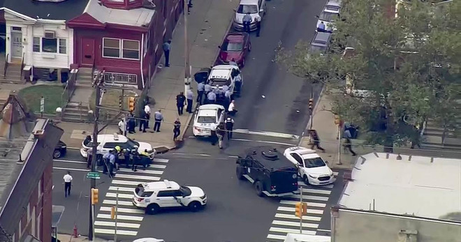 Video cảnh đấu súng nghẹt thở làm 6 cảnh sát Mỹ nhập viện ảnh 1