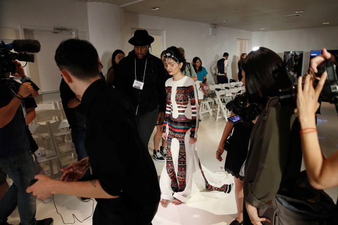 Cô gái bị anh rể tạt axít xuất hiện đầy ấn tượng trên sàn catwalk ảnh 3