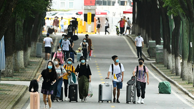 Trung Quốc: Các trường đại học ở Vũ Hán đón sinh viên trở lại ảnh 1