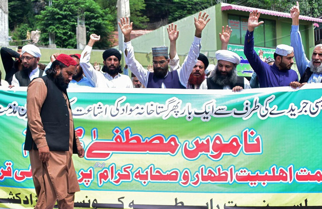 Biểu tình tại Pakistan phản đối tòa soạn báo Charlie Hebdo của Pháp ảnh 1