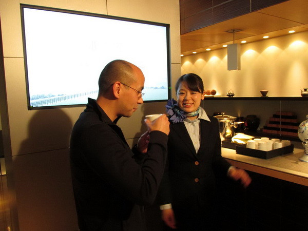 Hãng hàng không ANA thu hút khách bằng... rượu Sake ảnh 3