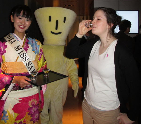 Hãng hàng không ANA thu hút khách bằng... rượu Sake ảnh 2