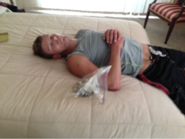 Tên trộm ăn cắp đồ trang sức rồi lăn ra ngủ trên giường chủ nhà ảnh 1