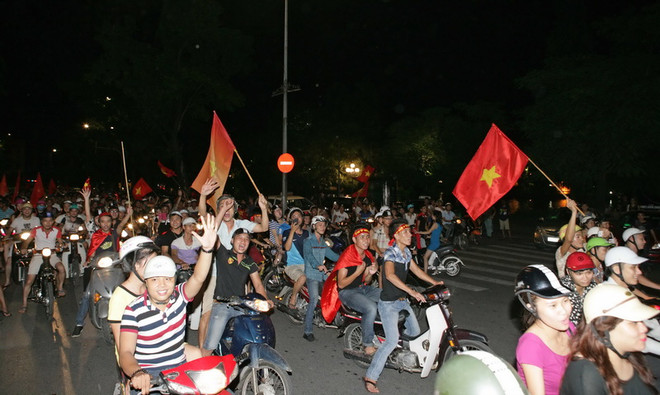 [Photo] Người dân "mở hội" mừng chiến thắng của U19 Việt Nam ảnh 4
