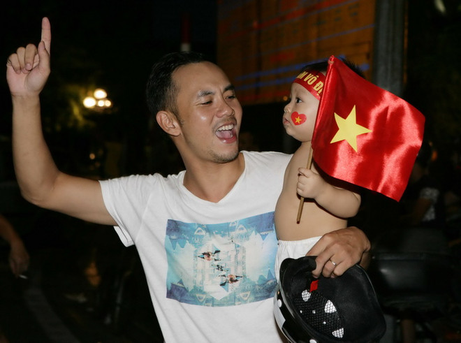 [Photo] Người dân "mở hội" mừng chiến thắng của U19 Việt Nam ảnh 5
