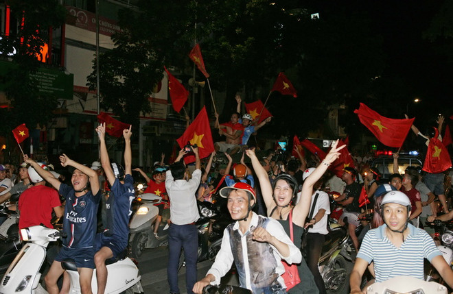 [Photo] Người dân "mở hội" mừng chiến thắng của U19 Việt Nam ảnh 2