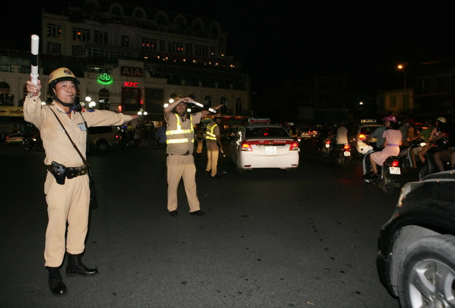 [Photo] Người dân "mở hội" mừng chiến thắng của U19 Việt Nam ảnh 7