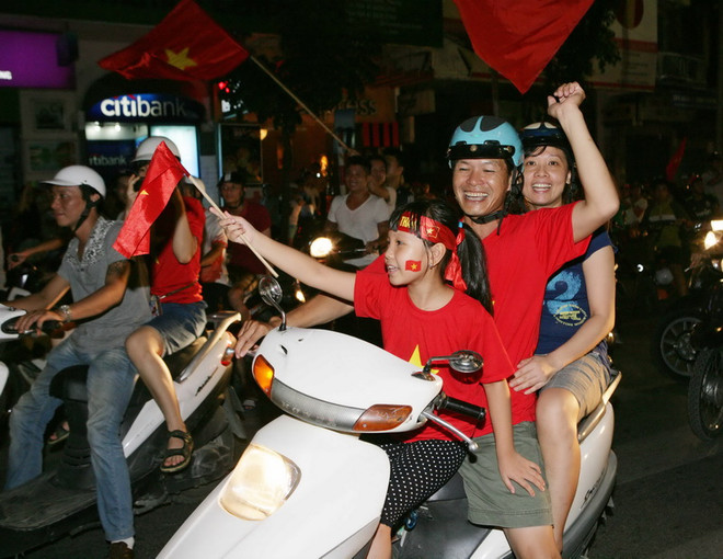 [Photo] Người dân "mở hội" mừng chiến thắng của U19 Việt Nam ảnh 1