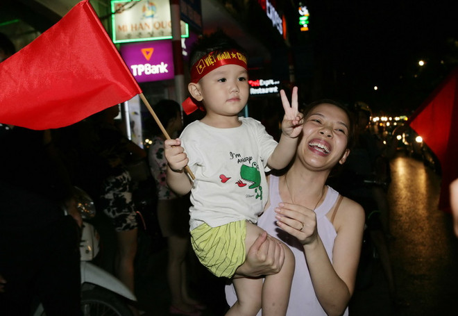 [Photo] Người dân "mở hội" mừng chiến thắng của U19 Việt Nam ảnh 6