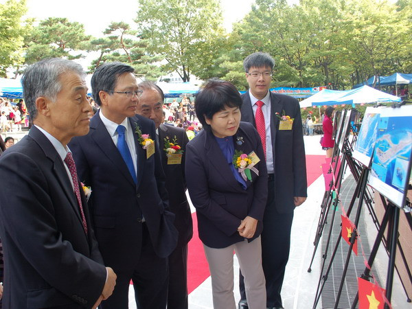 Hàn Quốc: Triển lãm ảnh về xây đảo nhân tạo trái phép trên Biển Đông ảnh 1