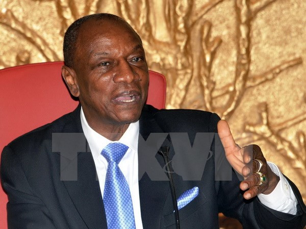 Cử tri Guinea tới các điểm bầu cử bỏ phiếu bầu cử tổng thống ảnh 1