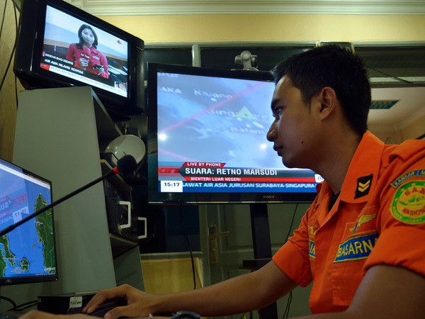 Malaysia tìm kiếm máy bay mất tích AirAsia quanh đảo Belitung ảnh 1