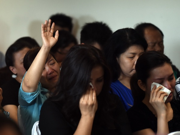 Phát hiện vết dầu loang tại khu vực tìm kiếm máy bay QZ8501 ảnh 1