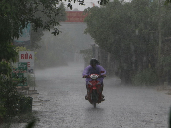 Bắc Bộ có mưa dông nhiều nơi, cảnh báo sạt lở đất vùng núi ảnh 1