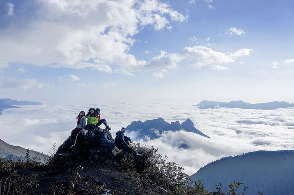 Những "đại dương mây" đẹp ngỡ ngàng trên núi cao Bát Xát ảnh 1