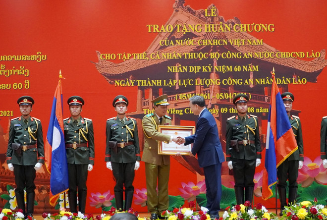 Việt Nam trao tặng nhiều Huân chương cao quý cho Bộ Công an Lào ảnh 1