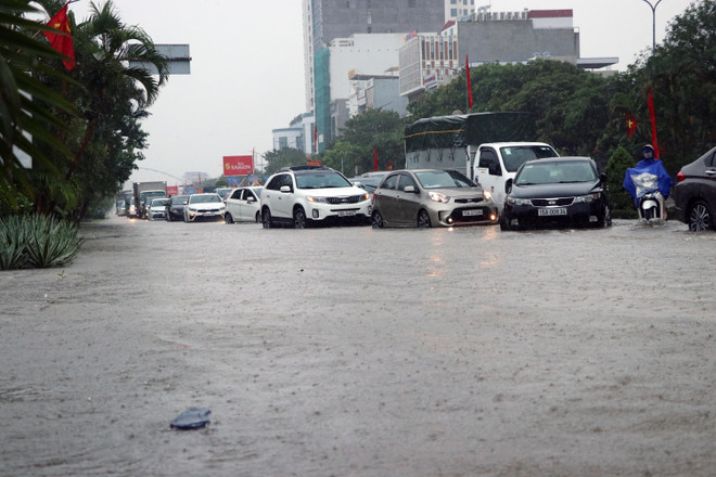 [Photo] Hải Phòng: Mưa lớn gây ngập úng trên nhiều tuyến phố ảnh 2