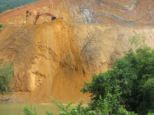 Thi công cao tốc, đổ đất xuống sông Cầu gây ô nhiễm môi trường ảnh 1