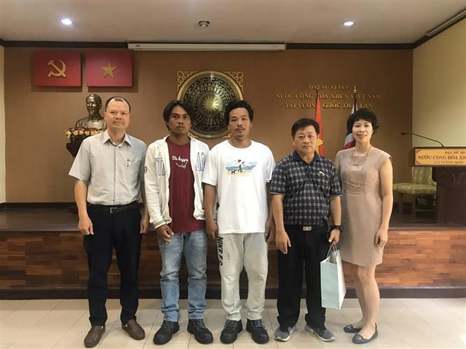 Ngư dân Huỳnh Minh Chánh (thứ hai từ trái sang) và ngư dân Nguyễn Văn Phúc (thứ ba từ trái sang) tại Đại sứ quán Việt Nam ở Bangkok sáng 28/2. (Ảnh: Ngọc Quang/TTXVN) Đại sứ quán Việt Nam tại Thái Lan tiếp nhận hai ngư dân bị chìm tàu ảnh 1