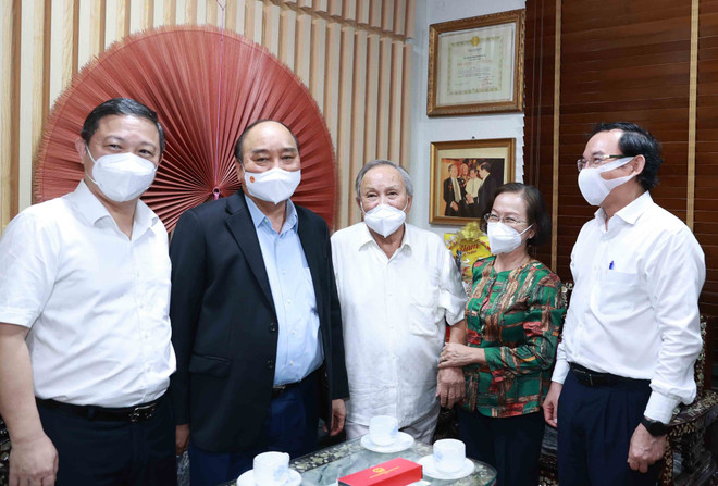 Chủ tịch nước thăm, tặng quà một số nhà giáo tiêu biểu tại TP.HCM ảnh 2