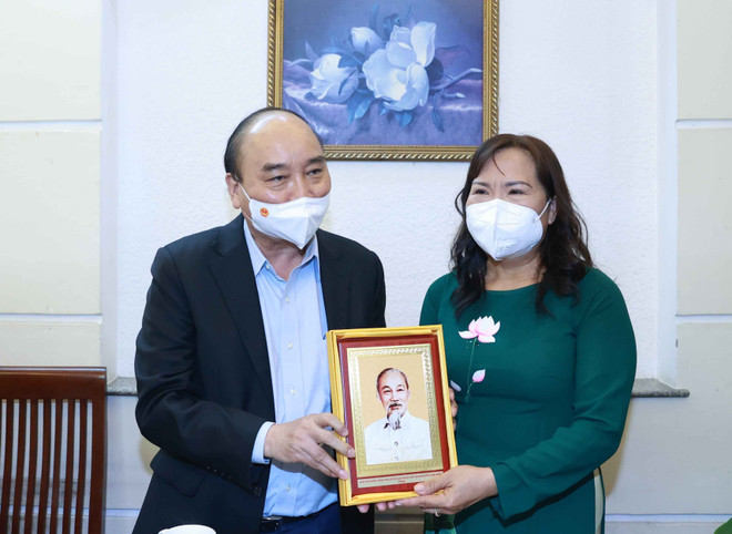 Chủ tịch nước thăm, tặng quà một số nhà giáo tiêu biểu tại TP.HCM ảnh 1