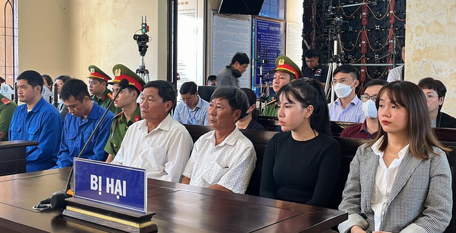 Đại diện thân nhân các nạn nhân tại tòa. (Ảnh: Sỹ Tuyên/TTXVN) ttxvn_nha xe thanh buoi (1).jpg