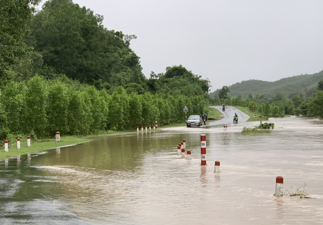 Phú Yên: Nước lũ dâng cao chia cắt cục bộ một số địa phương ảnh 1