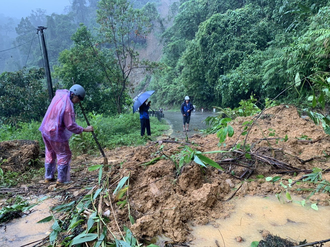 Khắc phục sạt lở trên đường Hồ Chí Minh nhánh Tây qua Thừa Thiên-Huế ảnh 1