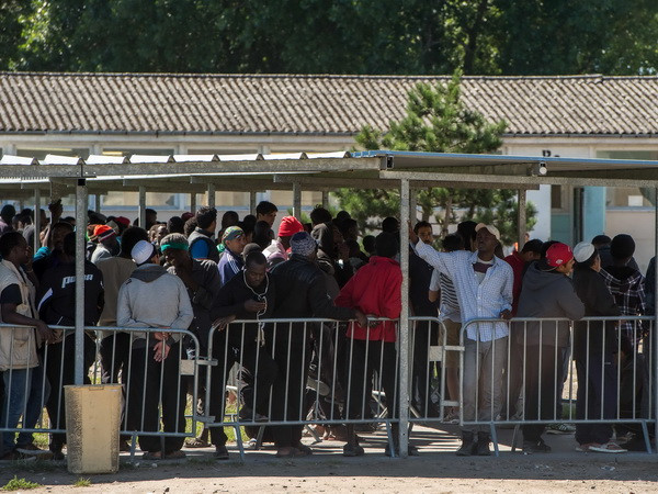 Anh khởi công xây tường rào ngăn người di cư ở cảng Calais ảnh 1