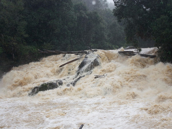 Một tảng đá lớn rơi chắn ngang đường chia cắt Tỉnh lộ 676 ảnh 1