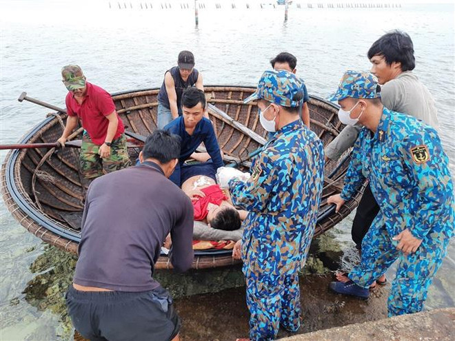 Quân y đảo Tiên Nữ tiếp nhận bệnh nhân Phạm Văn Trinh khi được đưa vào đảo. (Ảnh: TTXVN phát) Quân y đảo Tiên Nữ kịp thời cấp cứu ngư dân gặp nạn trên biển ảnh 1