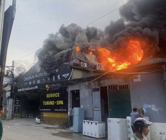 Dập tắt một vụ cháy gara ôtô và 2 vụ cháy rừng tại Hà Nội ảnh 1