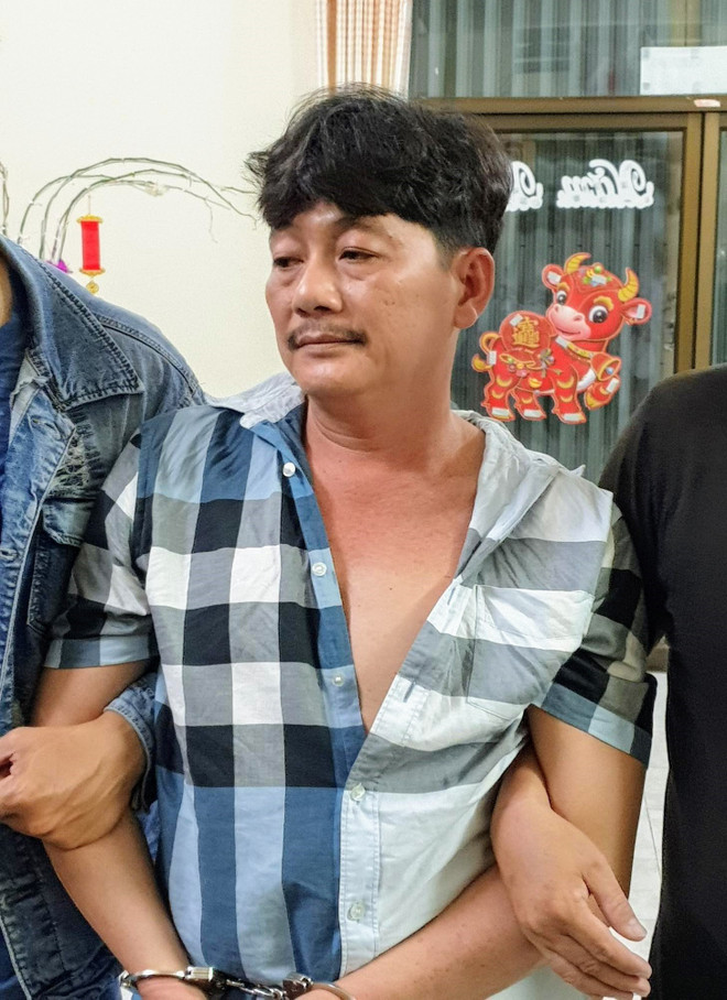 Đối tượng Trần Công Xuân bị công an bắt giữ. (Ảnh: TTXVN phát) Cần Thơ: Bắt đối tượng cầm đầu vụ đốt nhà đội trưởng cảnh sát hình sự ảnh 2